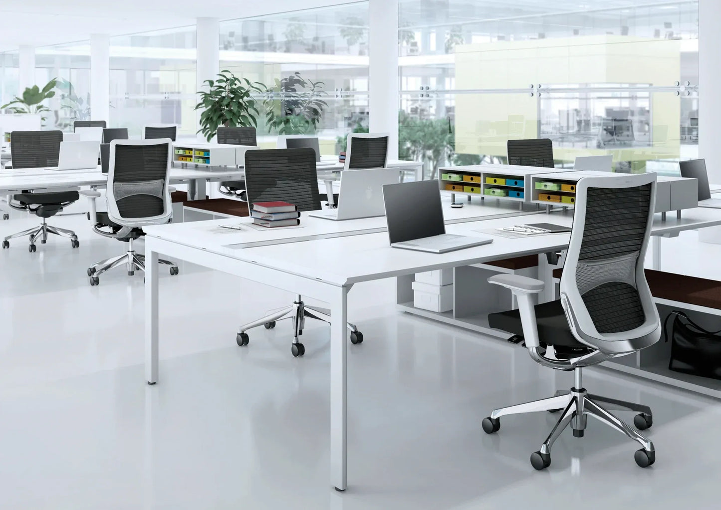 Sospeso   si sedette e fece un respiro profondo